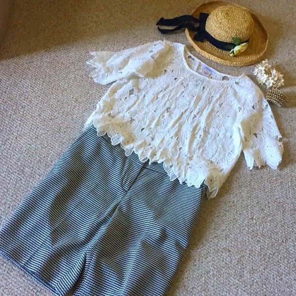 ‘NWT’ FLORAL CUT-OUT WHITE TOP - Picture 8 of 8